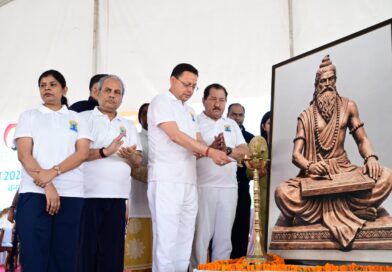 मुख्यमंत्री पुष्कर सिंह धामी ने बनबसा में किया सामूहिक योगाभ्यास, योग को दैनिक जीवन का हिस्सा बनाने का किया आह्वान