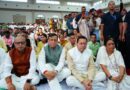 सीएम धामी ने श्रद्धांजलि सभा में मेजर जनरल (से.नि.) भुवन चंद्र खण्डूड़ी को नमन किया।