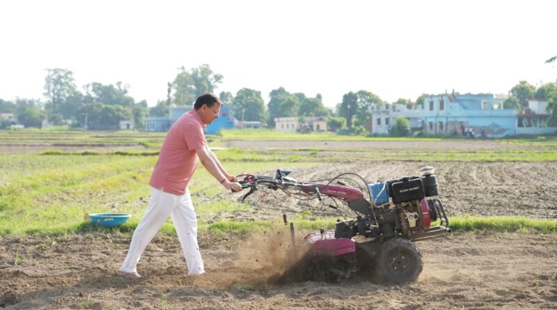 मुख्यमंत्री धामी ने खेत में चलाया टिलर, पारंपरिक कृषि और जैविक खेती को बढ़ावा देने का दिया संदेश