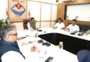 मुख्य सचिव आनन्द बर्द्धन ने जिलाधिकारियों के साथ वीडियोकॉन्फ़्रेंसिंग के माध्यम से विभिन्न बिंदुओं पर चर्चा कर महत्त्वपूर्ण दिशा निर्देश दिए।