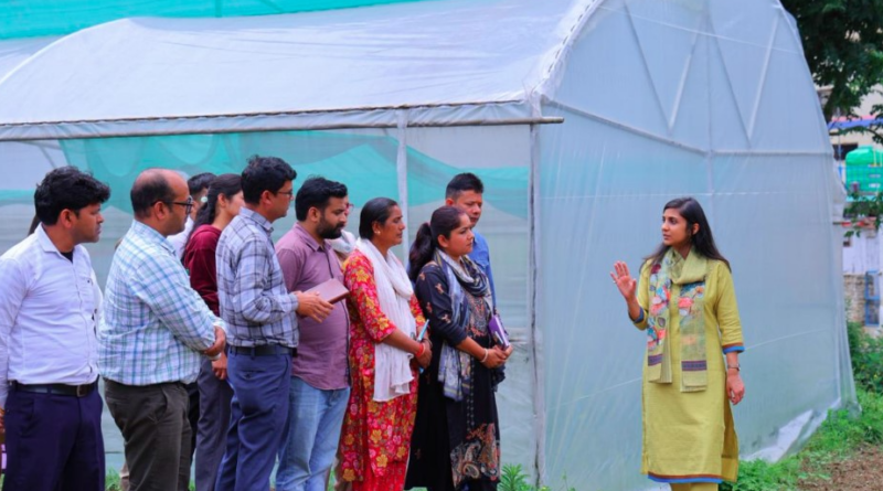 कोट और देवल में फूलों व सब्जियों की खेती से बदलेगी ग्रामीण अर्थव्यवस्था- जिलाधिकारी