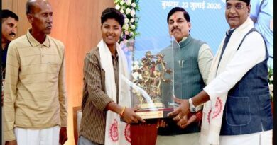 लॉर्ड्स में इतिहास रचने वाली क्रिकेटर क्रांति गौड़ का सीएम मोहन यादव ने किया सम्मान, 5 लाख रुपये की सम्मान राशि दी