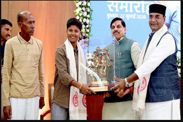 लॉर्ड्स में इतिहास रचने वाली क्रिकेटर क्रांति गौड़ का सीएम मोहन यादव ने किया सम्मान, 5 लाख रुपये की सम्मान राशि दी