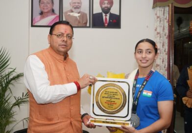 मुख्यमंत्री धामी से मिलीं अंतरराष्ट्रीय स्तर पर पदक जीतने वाली उत्तराखंड की महिला मुक्केबाज, मुख्यमंत्री ने किया सम्मानित