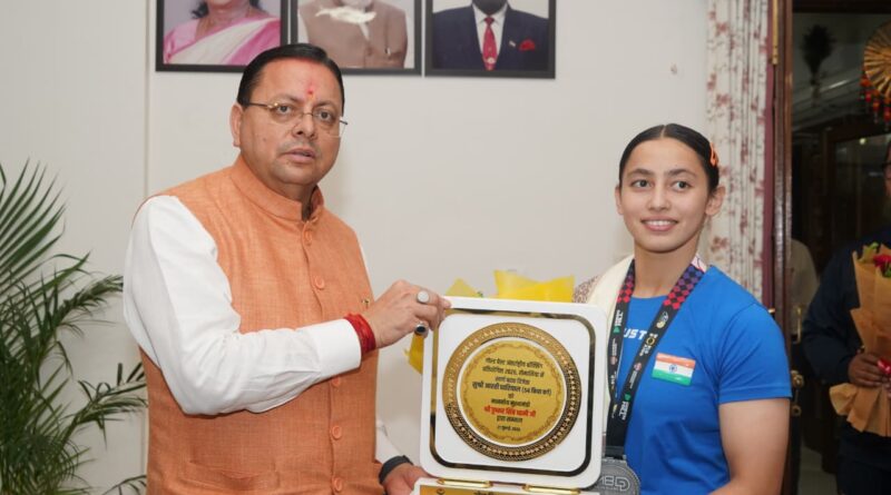 मुख्यमंत्री धामी से मिलीं अंतरराष्ट्रीय स्तर पर पदक जीतने वाली उत्तराखंड की महिला मुक्केबाज, मुख्यमंत्री ने किया सम्मानित
