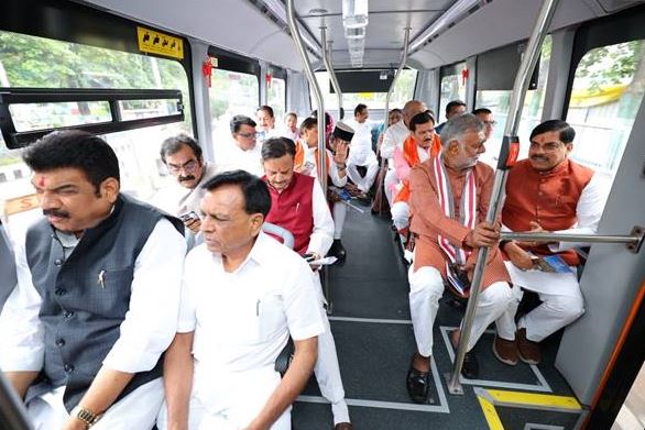 सीएम मोहन यादव ई-बस से पहुंचे कैबिनेट बैठक में, मंत्रियों और अधिकारियों ने भी छोड़े सरकारी वाहन