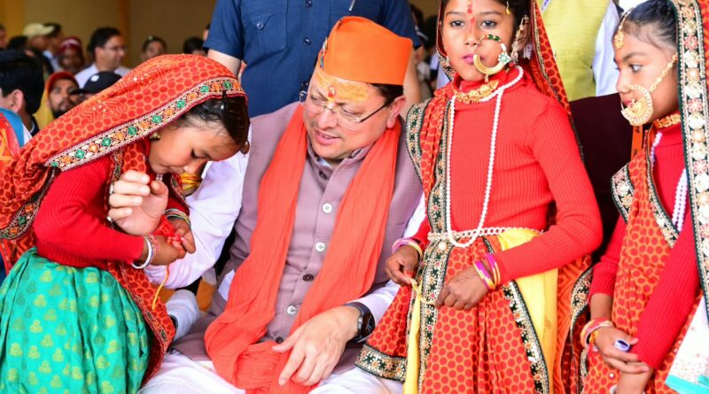 देवीधुरा में 8 मिनट तक चली ऐतिहासिक बग्वाल, फलों-फूलों की बरसात के बीच गूंजे मां वाराही के जयकारे