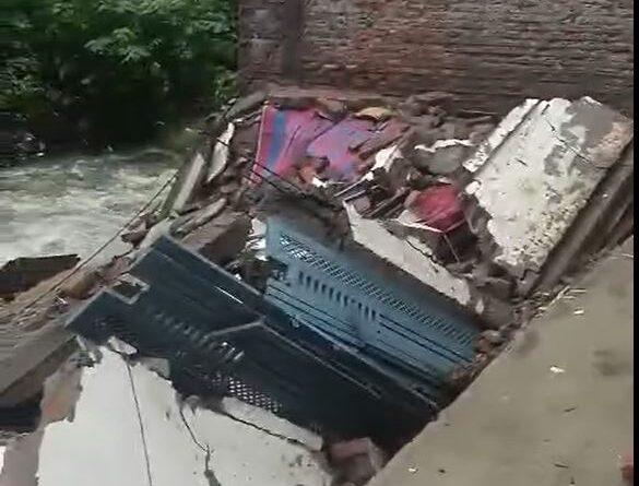 देहरादून में बारिश से बड़ा हादसा, करगी ग्रांट में दो दुकानें और एक मकान ढहा, लोगों में दहशत