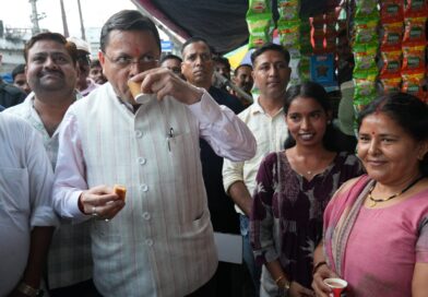 खटीमा में सीएम धामी की सादगी ने दिया ‘लोकल फॉर वोकल’ का संदेश, पैदल पहुंचे मिलन डेरी