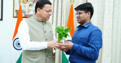 फ्लाइंग कार बनाने वाले रवि टमटा से मिले सीएम धामी, स्टार्टअप को सरकारी मदद के निर्देश