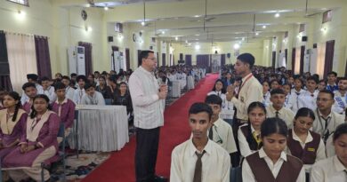 युवाओं ने सीएम धामी से किया बेबाक संवाद, रोजगार से लेकर पर्यावरण और सीमांत क्षेत्रों तक पूछे सवाल