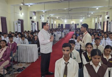 युवाओं ने सीएम धामी से किया बेबाक संवाद, रोजगार से लेकर पर्यावरण और सीमांत क्षेत्रों तक पूछे सवाल