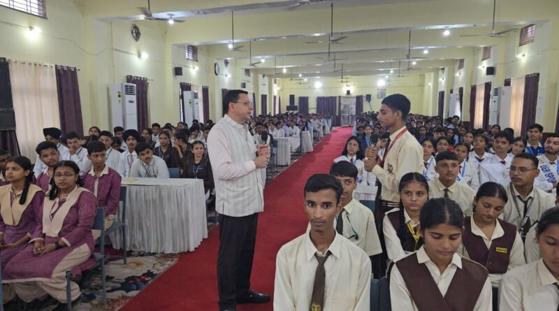 युवाओं ने सीएम धामी से किया बेबाक संवाद, रोजगार से लेकर पर्यावरण और सीमांत क्षेत्रों तक पूछे सवाल