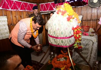 मुख्य सचिव आनंद बर्धन ने गंगोत्री धाम में की पूजा-अर्चना, व्यवस्थाओं का लिया जायजा