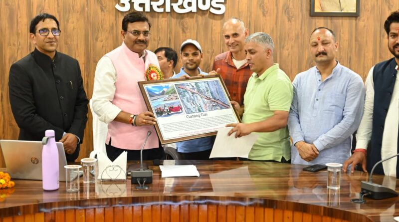मुख्य सचिव ने कलेक्ट्रेट सभागार में की जिलास्तरीय समीक्षा बैठक, ‘योजना दीदी’ ई-पुस्तक का किया विमोचन
