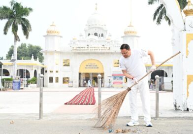सेवा संकल्प अभियानश् के तहत नानकमत्ता पहुंचे मुख्यमंत्री धामी, स्वच्छता अभियान में किया श्रमदान