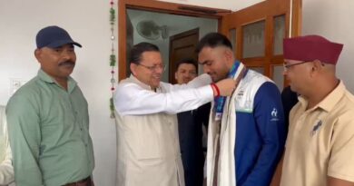 एशियन गेम्स में कांस्य पदक जीतने वाले बॉक्सर कपिल पोखरिया ने मुख्यमंत्री धामी से की भेंट