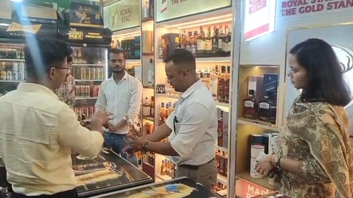 शराब की दुकानों पर ओवररेटिंग एवं अनियमितताओं की शिकायतों पर डीएम का एक्शन