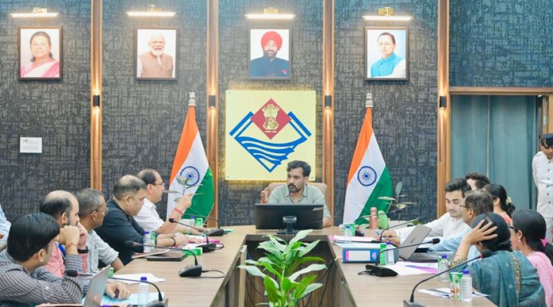 स्वास्थ्य सेवाओं में लापरवाही पर जिलाधिकारी सख्त  :  एएनएम निलंबित, मातृ एवं शिशु मृत्यु दर घटाने के लिए टास्क फोर्स के निर्देश